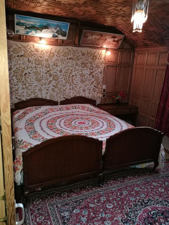 House Boat Hardy Palace Srīnagar Exterior foto