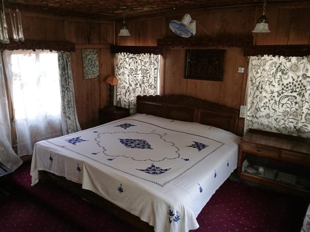 House Boat Hardy Palace Srīnagar Exterior foto