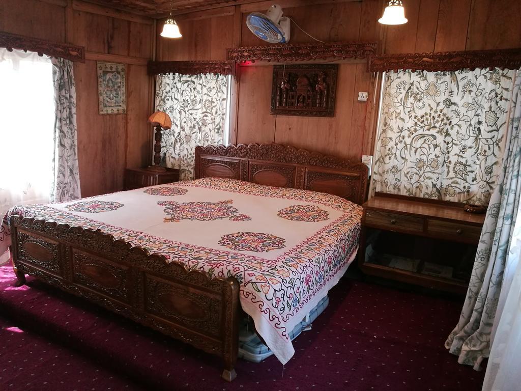 House Boat Hardy Palace Srīnagar Exterior foto